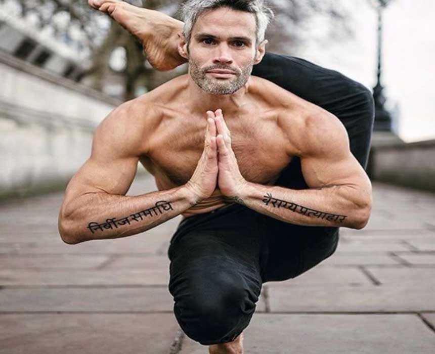 O Yoga é uma prática milenar da Índia excelente para controlar: ansiedade, estresse, emoções, pensamentos, ações. Também ajuda a se centrar e na elasticidade 