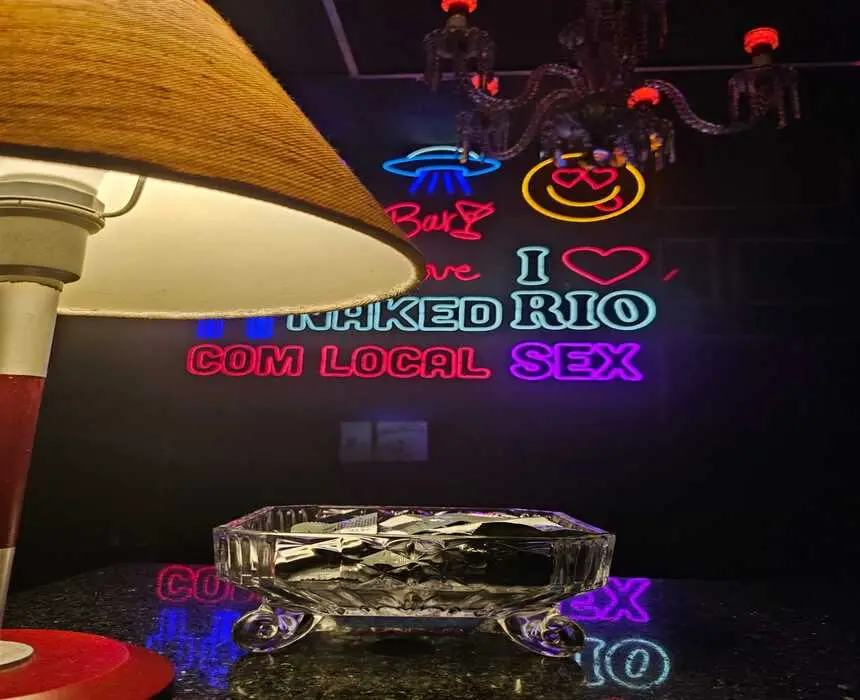 Centenas de homens todos os dias no Seven Cruising Bar