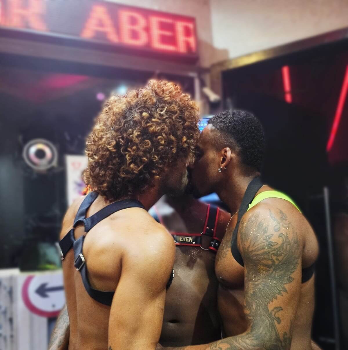 Beijo triplo gostoso no Seven Cruising Bar - todos os direitos reservados ®