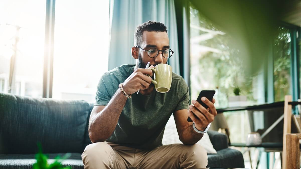 MATÉRIA REDES SOCIAIS - FOTO - INTERNET 2 Estima Notícias Estima Notícias Homem mexendo no celular (Foto: Internet).